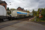 Sechsachsiger Gelenk-Taschenwagen (DTW / Doppeltaschenwagen in Gelenkbauart), 37 80 4992 743-7 D-MFDR der Gattung Sdggmrs M8, der MFD Rail GmbH (Rotkreuz/CH), am 09 Oktober 2025 im Zugverband bei der Zugdurchfahrt in Kirchen/Sieg beim Bü km 121,192.

Diese Wagen vom Typ T3000e wurde von Tatravagónka a.s. in Poprad (Slowakei) ab 2015 gebaut, die Entwicklung und Konstruktion ist von der Ferriere Cattaneo SA in Giubiasco (Schweiz). Mögliche Ladeeinheiten sind zwei kranmanipulierbare Sattelauflieger (mit Lenkachse), Mega-Trailern, Wechselbehältern und 20-, 30-, 40- und 45-Fuß-Containern.

TECHNISCHE DATEN:
Spurweite: 1.435 mm (Normalspur)
Länge über Puffer: 34.200 mm
Drehzapfenabstand: 2 x 14.200 mm
Achsabstand in den Drehgestellen: 1.800 mm
Laufraddurchmesser: 920 mm (neu) / 860 mm (abgenutzt)
Ladelänge: 2 × 16.100 mm
Eigengewicht: 36.300 kg
Max. Zuladung bei Lastgrenze S: 98,7 t (ab Streckenklasse D)
Max. Geschwindigkeit: 100 km/h (Lastgrenze S) / 120 km/h (leer)
Kleinster befahrbarer Kurvenradius: R 75 m (R 150 m im Zugverband)
Bremse: 2 x KE-GP-A (K)
Bremssohle: Jurid 816 M 250
Feststellbremse: Ja, am mittleren Drehgestell
Intern. Verwendungsfähigkeit: TEN – GE