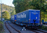 Sechsachsiger Gelenk-Taschenwagen (Doppeltaschenwagen T2000), 37 80 4993 624-8 D-WASCO, der Gattung Sdggmrs T2000, der der WASCOSA AG, am 17 September 2024 im Zugverband bei der Durchfahrt im Bahnhof