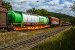 Vierachsiger Containertragwagen 33 85 4505 278-3 CH-WASCO der Gattung Sgmmns 54‘, für den Transport von intermodalen Ladeeinheiten und des Wascosa flex freight system (Wechselaufbauten), der Wascosa AG am 11 Juli 2025 im Zugverbund bei einer Zugdurchfahrt in Rudersdorf (Kreis Siegen). Der Wagen ist beladen, mit einem vom belgischen Hersteller Van Holl gebauten, 52 ft Tankcontainer der BASF, der hier laut Gefahrguttafel 83/2734 mit Amine oder Polyamine befüllt ist. Die Kombination des Wagens mit 45‘ oder 52‘ Tankcontainern kann Kesselwagenersetzen und ermöglicht eine unabhängige Instandhaltung beider Komponenten.

Gebaut wurde der Wagen vom slowakischen Güterwagenhersteller Tatravagónka in Poprad.

TECHNISCHE DATEN (Wagen):
Spurweite: 1.435 mm (Normalspur)
Länge über Puffer: 17.800 mm
Drehzapfenabstand: 11.920 mm
Radsatzstand in den Drehgestellen: 1.800 mm
Ladelänge: 16.470 mm
Höhe der Ladeebene für Container über S.O.: 1.105 mm
Drehgestell: Y25 Lsi(f)-C-K
Raddurchmesser: 920 mm (neu) / 860 mm (abgenutzt
Eigengewicht: 16.500 kg
Max. Zuladung bei Lastgrenze S: 73,5 t (ab Streckenklasse D)
Max. Geschwindigkeit: 100 km/h (leer 120 km/h)
Max. Radsatzlast: 22,5 t
Druckluftbremse: Knorr KE-GP-A (K)
Bremssohle: C 810
Handbremse: Ja
Kleinster bef. Gleisbogenradius: 150 m (im Zugverband) / 75 m der Einzelwagen
Intern. Verwendungsfähigkeit: TEN GE

Der Tankcontainer:
Der 52-Fuß-Tankcontainer mit 75 Tonnen zulässigem Gewicht (bei einem Eigengewicht von 8.200 kg) und 73.500 Liter Inhalt, hat die doppelte Ladekapazität wie ein heute üblicher Tankcontainer und eine vergleichbare Kapazität wie ein Chemiekesselwagen. Der neue, bahnoptimierte Tankcontainer hat die gleiche Technik wie die bisher üblichen 20 bis 30 Fuß messenden Tankcontainer. Die 52 Fuß-Tankcontainer können zum Bahntransport, Binnenschiffstransport und, im leeren Zustand, auch zum Straßentransport eingesetzt werden. Darüber hinaus sind sie zur Lagerung in Containerlagern zugelassen. Ausgestattet sind sie außerdem mit moderner Isoliertechnik sowie Heizvorrichtungen. Der 52 Fuß-Tankcontainer verfügt im Vergleich zum Bahnkesselwagen über ein höheres Ladegewicht im Verhältnis zum Eigengewicht. Dank der Möglichkeit, vom Bahnwagen abgenommen werden zu können, und der Stapelbarkeit benutzt der Tankcontainer deutlich weniger Infrastruktur und ist flexibler beim Be- und Entladen.

Entwickelt wurden die 45 und 52 Fuß Tankcontainer für den Bahnverkehr von Van Hool und BASF gemeinsam. Der erste Prototyp wurde 2015 geliefert.