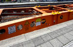 Detailbild des leeren vierachsigern Containertragwagen 48‘ («5L» Tragwagen) 33 85 4505 208-0 CH-WASCO der Gattung Sgmmns 54‘, für den Transport von intermodalen Ladeeinheiten und des Wascosa flex freight system (Wechselaufbauten), der Wascosa AG am 16 Juli 2025 im Zugverbund bei einer Zugdurchfahrt mit Hp 0 Halt im Bahnhof Kirchen/Sieg.

Gebaut wurde der Wagen 2019 vom slowakischen Güterwagenhersteller Tatravagónka in Poprad unter der Fabriknummer 028.