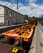 Leerer vierachsiger Containertragwagen 48‘ («5L» Tragwagen) 33 85 4505 208-0 CH-WASCO der Gattung Sgmmns 54‘, für den Transport von intermodalen Ladeeinheiten und des Wascosa flex freight system (Wechselaufbauten), der Wascosa AG am 16 Juli 2025 im Zugverbund bei einer Zugdurchfahrt mit Hp 0 Halt im Bahnhof Kirchen/Sieg.

Gebaut wurde der Wagen 2019 vom slowakischen Güterwagenhersteller Tatravagónka in Poprad unter der Fabriknummer 028.

Wascosa «5L» Tragwagen:
• Laufleistungsstark durch den Einsatz moderner Scheibenbremsen
• Lärmarm
• Besonders leicht mit einem Eigengewicht von 16.0 t
• Life-Cycle-Cost orientiert, durch schnell austauschbare Komponenten
• Logistikfähig durch den Einsatz von Telematik

Wascosa flex freight system®: Transport verschiedener Güter durch die Kombination des besonders leichten Containertragwagens mit einem individuellen Oberbau. Die Kombination des Wagens mit 45‘ Tankcontainern kann Kesselwagen ersetzen und ermöglicht eine unabhängige Instandhaltung beider Komponenten

TECHNISCHE DATEN:
Spurweite: 1.435 mm (Normalspur)
Länge über Puffer: 15.980 mm
Drehzapfenabstand: 10.185 mm
Radsatzstand in den Drehgestellen: 1.800 mm
Ladelänge: 14.650 mm (48‘)
Höhe der Ladeebene über S.O.K.: 1.105 mm
Drehgestell: Y25 Ls-K
Raddurchmesser: 920 mm (neu) / 860 mm (abgenutzt)
Eigengewicht: 16.000 kg
Max. Zuladung bei Lastgrenze S: 74,0 t (ab Streckenklasse D)
Max. Geschwindigkeit: 100 km/h (leer 120 km/h)
Max. Radsatzlast: 22,5 t
Druckluftbremse: Knorr KE-GP-A (K)
Bremssohle: Cosid 810
Handbremse: Ja (Handbremsgewicht 23.7 t)
Kleinster bef. Gleisbogenradius: 150 m (im Zugverband) / 75 m der Einzelwagen
Intern. Verwendungsfähigkeit: TEN-GE (G1)