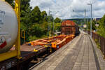 Leerer vierachsiger Containertragwagen 48‘ («5L» Tragwagen) 33 85 4505 208-0 CH-WASCO der Gattung Sgmmns 54‘, für den Transport von intermodalen Ladeeinheiten und des Wascosa flex freight system (Wechselaufbauten), der Wascosa AG am 16 Juli 2025 im Zugverbund bei einer Zugdurchfahrt im Bahnhof Kirchen/Sieg. 

Gebaut wurde der Wagen 2019 vom slowakischen Güterwagenhersteller Tatravagónka in Poprad unter der Fabriknummer 028.

Wascosa «5L» Tragwagen:
• Laufleistungsstark durch den Einsatz moderner Scheibenbremsen
• Lärmarm
• Besonders leicht mit einem Eigengewicht von 16.0 t
• Life-Cycle-Cost orientiert, durch schnell austauschbare Komponenten
• Logistikfähig durch den Einsatz von Telematik

Wascosa flex freight system®: Transport verschiedener Güter durch die Kombination des besonders leichten Containertragwagens mit einem individuellen Oberbau. Die Kombination des Wagens mit 45‘ Tankcontainern kann Kesselwagen ersetzen und ermöglicht eine unabhängige Instandhaltung beider Komponenten

TECHNISCHE DATEN:
Spurweite: 1.435 mm (Normalspur)
Länge über Puffer: 15.980 mm
Drehzapfenabstand: 10.185 mm
Radsatzstand in den Drehgestellen: 1.800 mm
Ladelänge: 14.650 mm (48‘)
Höhe der Ladeebene über S.O.K.: 1.105 mm
Drehgestell: Y25 Ls-K
Raddurchmesser: 920 mm (neu) / 860 mm (abgenutzt)
Eigengewicht: 16.000 kg
Max. Zuladung bei Lastgrenze S: 74,0 t (ab Streckenklasse D)
Max. Geschwindigkeit: 100 km/h (leer 120 km/h)
Max. Radsatzlast: 22,5 t
Druckluftbremse: Knorr KE-GP-A (K)
Bremssohle: Cosid 810
Handbremse: Ja (Handbremsgewicht 23.7 t)
Kleinster bef. Gleisbogenradius: 150 m (im Zugverband) / 75 m der Einzelwagen
Intern. Verwendungsfähigkeit: TEN-GE (G1)