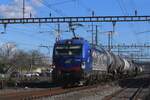 Bei das bekannter -und ganz legaler- Fotopunkt beim Bahnhof Pratteln kann Mann Dienstags-Freitags immer wieder eine ganze Menge von Gterzge auf den Chip retten. WRS 475 902 war am 13 Februar 2024 eine von viele Guterzge.