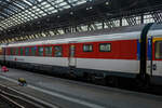 SBB Speisewagen/Restaurant WRm 61 85 88-94 113-7 CH-SBB (Umbau aus 88-75 113), eingereiht als Wagen Nr. 261 in den EC 6 (Interlaken Ost - Bern - Basel SBB - Köln Hbf - Dortmund Hbf), am 01 Juli 2025 im Hbf Köln. Dieser Speisewagen gehört zu den Einheitswagen IV, 2007 wurde er, wie alle EW IV Speisewagen, für Auslandseinsätze umgerüstet und zu 61 85 88-94 113-7 umgezeichnet. Der Wagen ist zugelassen für ein Höchstgeschwindigkeit von 200 km/h und RIC-fähig, zugelassen für CH (Lauffähig LBT/GBT/NBS) und D.

Um mehr Platz für Innenraum, Innenausstattung und die Küche zuhaben, besitzen die WRm Speisewagen keine Passagier-Einstiegstüren und keine Toilette, der Zugang ist nur über die Wagenübergänge möglich. Lediglich im vorderen Bereich der Küche, ist an den Längsseiten jeweils ein Beladetür vorhanden. 

TECHNISCHE DATEN:
Spurweite: 1.435 mm (Normalspur)
Länge über Puffer: 26.400 mm 
Drehzapfenabstand: 18.600 mm
Höchstgeschwindigkeit: 200 km/h
Eigengewicht: 48 t
Bremse: Frein O-PR+Mg (D)
Sitzplätze: 56 
Toilette: keine
Besonderheiten: Küche