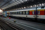 SBB EC-Großraum-Reisezugwagen (EC-Wagen) der ersten Wagenklasse 61 85 10-90 243-9 CH-SBB der Gattung Apm 1090, eingereiht als Wagen Nr. 263 in den EC 6 (Interlaken Ost - Bern - Basel SBB - Köln Hbf - Dortmund Hbf), am 01 Juli 2025 im Hbf Köln. 

Die SBB EuroCity-Wagen (Apm EC und Bpm EC) sind zwar nach ähnlichen Prinzipien aufgebaut worden, werden aber in der Schweiz nicht als Einheitswagen bezeichnet. Konstruktiv zur gleichen Gruppe gehören die Bt IC, die mit den EW IV eingesetzt werden und lediglich eine Einspannungsausrüstung (für 1000 V, 16,7 Hz) aufweisen.

1989–1995 stellten die SBB eine weitere Großraumwagen Serie für den EuroCity-Verkehr in den Dienst, die auf den 1980 abgelieferten Bpm RIC und dem EW IV aufbaute. Für beide Wagenklassen wurde der gleiche Wagenkasten mit zehn Fenstern zwischen den Schwenkschiebetüren an den Wagenenden benutzt. Das Dach war von der gleichen Bauart wie beim französischen Corailwagen, die Längssicken waren aber schon bei den Einheitswagen I bis IV vorhanden. Die Schürzen wurden tiefer gezogen als beim EW IV, so wie es für den EW V vorgesehen war. In den Abmessungen entsprechen die Wagen dem UIC-Z1-Standard. Die Farbgebung in zwei Grautönen mit hellem Streifen dazwischen wurde zuvor bereits für die zu zweiklassigen EuroCity-Zügen umgebauten TEE-Züge (RABe) angewendet. Der helle Streifen des Eurofima-Anstrichschemas wurde beibehalten. Der Bereich über dem weißen Begleitstreifen war nun in Umbragrau gehalten, darunter im helleren Verkehrsgrau A (RAL 7042). Die 60 Sitzplätze der ersten und 76 der zweiten Klasse sind durchgehend in Vis-à-vis-Anordnung gehalten.

Diese Wagen sind voll RIC-fähig und für eine Höchstgeschwindigkeit von 200 km/h zugelassen. Insgesamt wurden 70 Apm und 155 Bpm geliefert.

TECHNISCHE DATEN:
Spurweite: 1.435 mm (Normalspur)
Länge über Puffer: 26.400 mm 
Drehzapfenabstand: 18.600 mm
Höchstgeschwindigkeit: 200 km/h
Eigengewicht: 45 t
Bremse: Frein O-PR+Mg (D)
Sitzplätze: 60 in der 1. Klasse
Fahrradplätze: 2
Toilette: 1 (geschlossenes System/ Vakuumsystem)
Zulassung: RIC / Schweiz LBT / NBS

Die insgesamt vorhandenen 175 Eurocity-Wagen (62 Wagen 1. Klasse, 113 Wagen 2. Klasse) werden von 2023 bis 2028 umfassend erneuert und saniert. Zur Flotte gehören auch die Velowagen, alle Wagen mit behindertengerechten WC sowie die 12 Panoramawagen. Bei der Sanierung werden Korrosionsschäden beseitigt, die Wagenkasten neu lackiert und energiesparende mobilfunkdurchlässige Fensterscheiben eingebaut. Die Wagen erhalten in der 1. und 2. Klasse neue Teppiche, die Sitzpolster werden wo notwendig ersetzt. Mit der Neulackierung wird zudem das Außendesign aufgefrischt und dem aktuellen SBB Design angepasst.

Die instandgesetzten EC-Wagen werden im Fernverkehr voraussichtlich bis mindestens 2037, im Interregio-Verkehr und auf internationalen Verbindungen eingesetzt. Wie bei den EW IV werden auch bei den Eurocity-Wagen die Türsysteme modifiziert und gemäß den neusten Sicherheitsstandards umgebaut.

Vorgesehen ist, 136 der 175 Wagen bei einem externen Anbieter sanieren zu lassen. Darüber hinaus bestehen Optionen für weitere 57 Wagen. Der Auftrag wird öffentlich ausgeschrieben. Die Erneuerung der übrigen 39 Fahrzeuge erfolgt SBB-intern in den Werken Olten und Yverdon-les-Bains. Die Vergabe an einen externen Anbieter ist notwendig, weil auf Grund vieler gleichzeitig laufender Modernisierungs- und Revisionsvorhaben die Kapazitäten bzw. die Reparaturgleise in den eigenen Werken nicht ausreichen. Die SBB arbeitet intensiv daran, schweizweit ihre Instandhaltungskapazitäten sukzessive zu erhöhen, um dem absehbaren Angebots- und Flottenwachstum zu entsprechen.