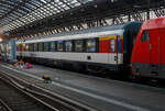 SBB EC-Großraum-Reisezugwagen (EC-Wagen) der ersten Wagenklasse 61 85 10-90 236-3 CH-SBB der Gattung Apm 1090, eingereiht als Wagen Nr. 264 in den EC 6 (Interlaken Ost - Bern - Basel SBB - Köln Hbf - Dortmund Hbf), am 01 Juli 2025 im Hbf Köln. 

Die SBB EuroCity-Wagen (Apm EC und Bpm EC) sind zwar nach ähnlichen Prinzipien aufgebaut worden, werden aber in der Schweiz nicht als Einheitswagen bezeichnet. Konstruktiv zur gleichen Gruppe gehören die Bt IC, die mit den EW IV eingesetzt werden und lediglich eine Einspannungsausrüstung (für 1000 V, 16,7 Hz) aufweisen.

1989–1995 stellten die SBB eine weitere Großraumwagen Serie für den EuroCity-Verkehr in den Dienst, die auf den 1980 abgelieferten Bpm RIC und dem EW IV aufbaute. Für beide Wagenklassen wurde der gleiche Wagenkasten mit zehn Fenstern zwischen den Schwenkschiebetüren an den Wagenenden benutzt. Das Dach war von der gleichen Bauart wie beim französischen Corailwagen, die Längssicken waren aber schon bei den Einheitswagen I bis IV vorhanden. Die Schürzen wurden tiefer gezogen als beim EW IV, so wie es für den EW V vorgesehen war. In den Abmessungen entsprechen die Wagen dem UIC-Z1-Standard. Die Farbgebung in zwei Grautönen mit hellem Streifen dazwischen wurde zuvor bereits für die zu zweiklassigen EuroCity-Zügen umgebauten TEE-Züge (RABe) angewendet. Der helle Streifen des Eurofima-Anstrichschemas wurde beibehalten. Der Bereich über dem weißen Begleitstreifen war nun in Umbragrau gehalten, darunter im helleren Verkehrsgrau A (RAL 7042). Die 60 Sitzplätze der ersten und 76 der zweiten Klasse sind durchgehend in Vis-à-vis-Anordnung gehalten.

Diese Wagen sind voll RIC-fähig und für eine Höchstgeschwindigkeit von 200 km/h zugelassen. Insgesamt wurden 70 Apm und 155 Bpm geliefert.

TECHNISCHE DATEN:
Spurweite: 1.435 mm (Normalspur)
Länge über Puffer: 26.400 mm 
Drehzapfenabstand: 18.600 mm
Höchstgeschwindigkeit: 200 km/h
Eigengewicht: 45 t
Bremse: Frein O-PR+Mg (D)
Sitzplätze: 60 in der 1. Klasse
Fahrradplätze: 2
Toilette: 1 (geschlossenes System/ Vakuumsystem)
Zulassung: RIC / Schweiz LBT / NBS

Die insgesamt vorhandenen 175 Eurocity-Wagen (62 Wagen 1. Klasse, 113 Wagen 2. Klasse) werden von 2023 bis 2028 umfassend erneuert und saniert. Zur Flotte gehören auch die Velowagen, alle Wagen mit behindertengerechten WC sowie die 12 Panoramawagen. Bei der Sanierung werden Korrosionsschäden beseitigt, die Wagenkasten neu lackiert und energiesparende mobilfunkdurchlässige Fensterscheiben eingebaut. Die Wagen erhalten in der 1. und 2. Klasse neue Teppiche, die Sitzpolster werden wo notwendig ersetzt. Mit der Neulackierung wird zudem das Außendesign aufgefrischt und dem aktuellen SBB Design angepasst.

Die instandgesetzten EC-Wagen werden im Fernverkehr voraussichtlich bis mindestens 2037, im Interregio-Verkehr und auf internationalen Verbindungen eingesetzt. Wie bei den EW IV werden auch bei den Eurocity-Wagen die Türsysteme modifiziert und gemäß den neusten Sicherheitsstandards umgebaut.

Vorgesehen ist, 136 der 175 Wagen bei einem externen Anbieter sanieren zu lassen. Darüber hinaus bestehen Optionen für weitere 57 Wagen. Der Auftrag wird öffentlich ausgeschrieben. Die Erneuerung der übrigen 39 Fahrzeuge erfolgt SBB-intern in den Werken Olten und Yverdon-les-Bains. Die Vergabe an einen externen Anbieter ist notwendig, weil auf Grund vieler gleichzeitig laufender Modernisierungs- und Revisionsvorhaben die Kapazitäten bzw. die Reparaturgleise in den eigenen Werken nicht ausreichen. Die SBB arbeitet intensiv daran, schweizweit ihre Instandhaltungskapazitäten sukzessive zu erhöhen, um dem absehbaren Angebots- und Flottenwachstum zu entsprechen.
