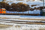 Vierachsiger RhB Kombi-Flachwagen mit Drehrungen RhB R-w 8206,fr den Transport von ACTS-Container sowie fr Rundholz-Transporte, eingereiht in einem Dienstzug am 20 Februar 2017 im Bahnhof Alp Grm.