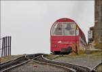 - Nebel gab es auch am Brienzer Rothorn - Der letzte Zug verlässt am 29.09.2013 die Station Rothorn Kulm und verschwindet im Nichts.