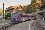 Der Rochers de Naye Bhe4/8 303 beim Halt in Glion.