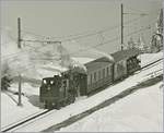 Als S/W Variante: Die RB H 2/3 N° 16 erreicht in Kürze die Station Rigi Staffel.