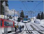 Winterstimmung in Rigi Staffel mit RB-Zgen die sich immer noch in VRB- und ARB- Farben zeigen; und kaum zu sehen, da klein und zierlich die RB H 2/3 16, die einen Dampfzug auf den Rigi schiebt.