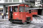 VRB Schienentraktor Ta 2/2 Nr.1 in Vitznau am 28.08.1999. Der Akku-Triebwagen gehört zur Zahnrad-Bahngesellschaft der Rigibahnen; er wird aber nur im Depot und beim Schiffsanleger eingesetzt und hat daher kein Zahnrad.