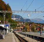 Ein Triebwagen ABe 130 001-1 (ein  Stadler SPATZ = Schmalspur PAnorama TriebZug) der Zentralbahn als Regionalbahn nach Interlaken Ost, am 30.09.2011 (17:00 Uhr)bei der Einfahrt in den Bahnhof Brienz.