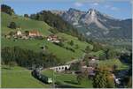 Nocheinmal der GoldenPass Express GPX 4064 von Montreux nach Interlaken Ost, nun durch den  Interface  Wagen und die BLS Re 465 014 ergnzt, whrend die MOB Ge 4/4 8001 in Zweisimmen fr die