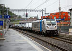   Die Railpool 187 007-9 (91 80 6187 003-9 D-Rpool) fährt am 02.08.2019 (bei Regen) mit einem Transporter-Zug durch den Bahnhof Bellinzona in Richtung Norden.