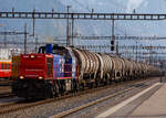 Die SBB Cargo Am 843 073-8 (eine modifizierte Vossloh MaK 1700) fährt am 20.02.2017 mit einem langen Kesselwagenzug (Wagen der Gattung Zans, laut Warntafel 30/1202 für/mit Heizöl /