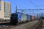 Am 23 Februar 2025 dnnert BLS 193 496 samt deren Containerzug durch Breda auf den Weg nach Kijfhoek Rbf.
