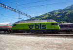 In Frutigen vor dem Lötschberg-Basistunnel wartet am 11 Juli 2022 die BLS Re 465 005, ex „Niesen“ (91 85 4465 005-7 CH-BLS) mit einem Kesselwagenzug auf Weiterfahrt, so konnte ich sie
