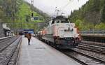 Aufmerksam betrachtet vom bekannten Eisenbahnfotografen Walter Ruetsch rangiert die Alstom Prima H4 002  Katharina  der Rhomberg Sersa Rail Group am 07.05.2024 im Bahnhof Goppenstein.