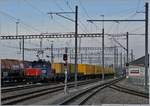 Die SBB Cargo Eem 923 028-5 fährt mit Postwagen als Rangier- oder Zugsfahrt durch den Bahnhof von Oensingen.