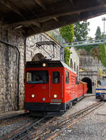   125 Jahre Glion Rocheres de Naye - Die moderne Hem 2/2 N° 12 am 16.09.2017 mit den  Belle Epoque Zug  gerade wieder in Montreux an.