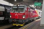 Vectron  383 104-7, wird in k�rze den Hauptbahnhof von Wien mit ihrem Zug verlassen. 03.05.2026