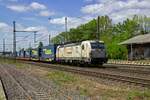 Das slowakische Logistikunternehmen Budamar setzt seine Vectron-Lokomotiven der Reihe 383 auf langlaufenden internationalen Zugl�ufen ein. 383 212 ist am 17.05.23 in Niederndodeleben unterwegs in Richtung Magdeburg und nimmt dabei zahlreiche LKW-Auflieger mit.
