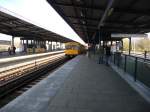 Der Berliner F-Zug 2567 verl�sst die Station Wuhletal, die ein Beispiel f�r die teils vorbildhafte Verkn�pfung der Verkehrstr�ger in der ehemaligen DDR forciert wurde. Die Plattenbauwohngebiete in H�now und Kaulsdorf sind heute blo� nicht mehr voll belegt und so ist die Station ausgenommen �berdimensioniert. Dennoch: S- und U-Bahn sind sekundengenau aufeinander abgestimmt. Auch heute noch. 08.04.2011