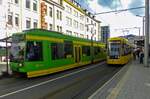 An der zentralen Umsteigestation Stadtmitte treffen sich die zwei Generationen Mlheimer Niederflurstraenbahnen.