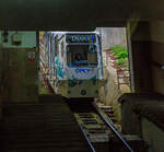 Der Wagen „DIANA 1“ der Standseilbahn Diana (tschechisch Lanová dráha Diana) in Karlsbad (Karlovy Vary) erreicht am 18.04.2023 die Talstation Stará louka (Alte Wiese).