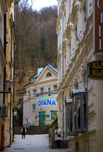 Die Talstation Stará louka (Alte Wiese) der Standseilbahn Diana (tschechisch Lanová dráha Diana) in Karlsbad (Karlovy Vary) am 18.04.2023. Sie befindet sich gleich neben dem Grandhotel Pupp in der Gasse Mariánská.