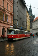 Straenbahn Prag, der Triebwagen DPP 8301 ČKD Tatra T3R.P gekuppelt mit einem weiteren ČKD Tatra T3R.P, am 23.11.2022, als Linie 9, auf der Senovn nměst Prag.