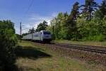 Ein gro�er Teil der Container, die 386 006 hier bef�rdert passen farblich fast genau zur silbernen Lackierung der Lokomotive. Am 21.05.25 rollt dieser Zug bei Ludwigsfelde in Richtung Osten.
