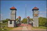 Hubbrcke Handelshafen in Magdeburg Neustadt, 10.05.2015
<br><br>
Die Hubbrcke wurde 1894 fr die Hafenbahn errichtet um bei Hochwasser den Schiffsverkehr zu ermglichen. Die Brcke ist in Stahlfachwerkskonstruktion gefertigt. Die Sttzweite betrgt 32 m, das Gewicht 129 t. In den Ecktrmen befinden sich jeweils 30 t schwere Gegengewichte die ber Umlenkrollen und 10 Stahlseilen mit der Trogbrcke verbunden sind. Das Heben der Brcke erfolgte ber eine Hydraulik, die ber eine Ringdruckwasserleitung am Hafenbecken angeschlossen war. Im Notfall wurde die Brcke auch mechanisch per Gpelantrieb (links unten im Bild) angehoben. 1932 wurden Elektromotoren eingebaut, 1980 wurde der Verkehr ber die Brcke eingestellt. 2009 wurde die Brcke restauriert und fr Fugnger und Radfahrer freigegeben (Quelle Wikipedia)