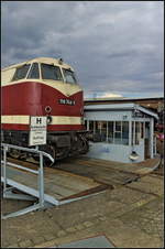 Fast gleich Alt sind die beiden Protagonisten im Bild: Die ehemalige MEG 206 / 228 748 wurde bei LKM Babelsberg im Jahr 1968 gebaut, die Drehscheibe von Münich & Löwe im Jahr 1965 in