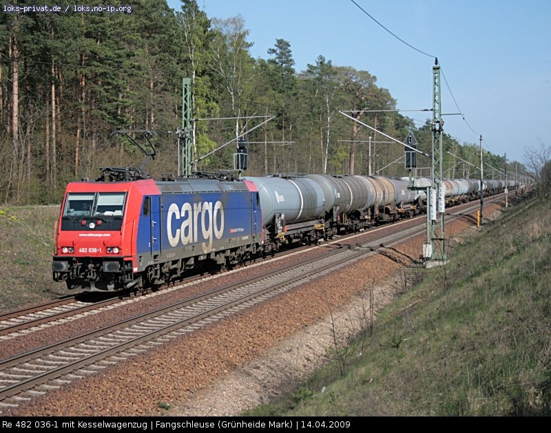 TXL Re 482 036-1 mit einem Kesselzug nach Berlin (angemietet von SBB Cargo, Zulassung D/A/CH, gesichtet Grünheide Fangschleuse 14.04.2009).