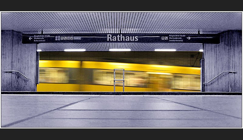 U-Station  Rathaus  in Stuttgart. Ein Stadtbahnzug kommt von noch tiefer und rauscht durch diesen Teil der Station. Das Bild hat es in die Hall of Fame beim DSO-Fotoforum geschafft. (Jonas, Bearbeitungsidee: Matthias)