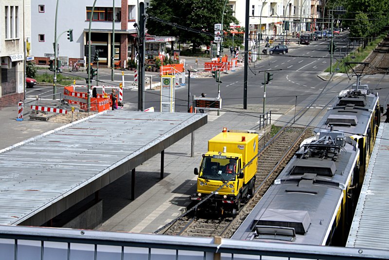 Vom S-Bahnsteig sah ich dieses 2-Wege-Fahrzeug auf Basis von  multicar  mit  Schienenfahrt . Was f�r ein Servicefahrzeug der BVG das ist, konnte ich bis jetzt nicht rausfinden (Berlin Greifswalder Str., 14.05.2009).