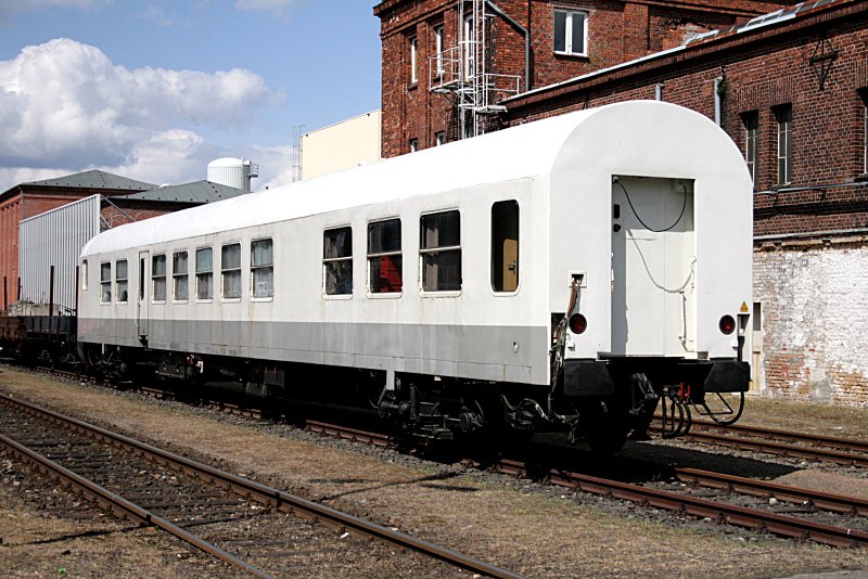 Von Bombardier verwendeter Wagen 51 80 09-85 001-8 Dmzf (Mess) f�r Messzwecke. In einem Fenster ist ein  Special Testing -Schild zu sehen. Hersteller war das RAW Halberstadt im Jahr 1979 (Tag der offenen T�r Bombardier, Hennigsdorf, 16.05.2009).