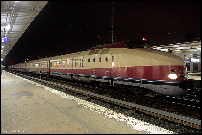 VT 18.16.10 (675 019-4) wird mit eigener Kraft gleich ins S-Bw in die Halle fahren damit der Zug gesch�tzt stehen kann (N�chtliches in Berlin Lichtenberg 08.10.2009)