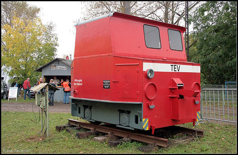 Zum 356. Zwiebelmarktes veranstaltete der Th�ringer Eisenbahnverein e.V. sein traditionelles Eisenbahnfest zum Saisonausklang 2009. Das Motto lautete  DR-Dieselloktreffen der Baureihen 100, 101, 102, 106, 110, 112, 118, 119, 120 und 132 . Auch waren etliche historische Elloks wie das deutsche Krokodil zu sehen. Es war ein rundum gelungenes Fest und ein gro�es Danke an die Initiatoren und alle anderen die das Fest umgesetzt haben! (Weimar 10.10.2009)