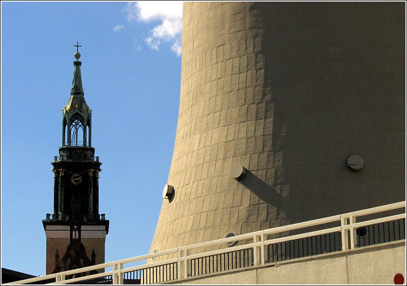 Zwei sehr unterschiedliche Berliner Trme: Links der Turm der St.-Marien-Kirche, rechts der Fu des Fernsehturms.